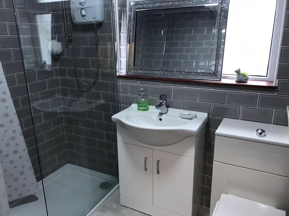 Lovely 3 Bedroom In Apartment *